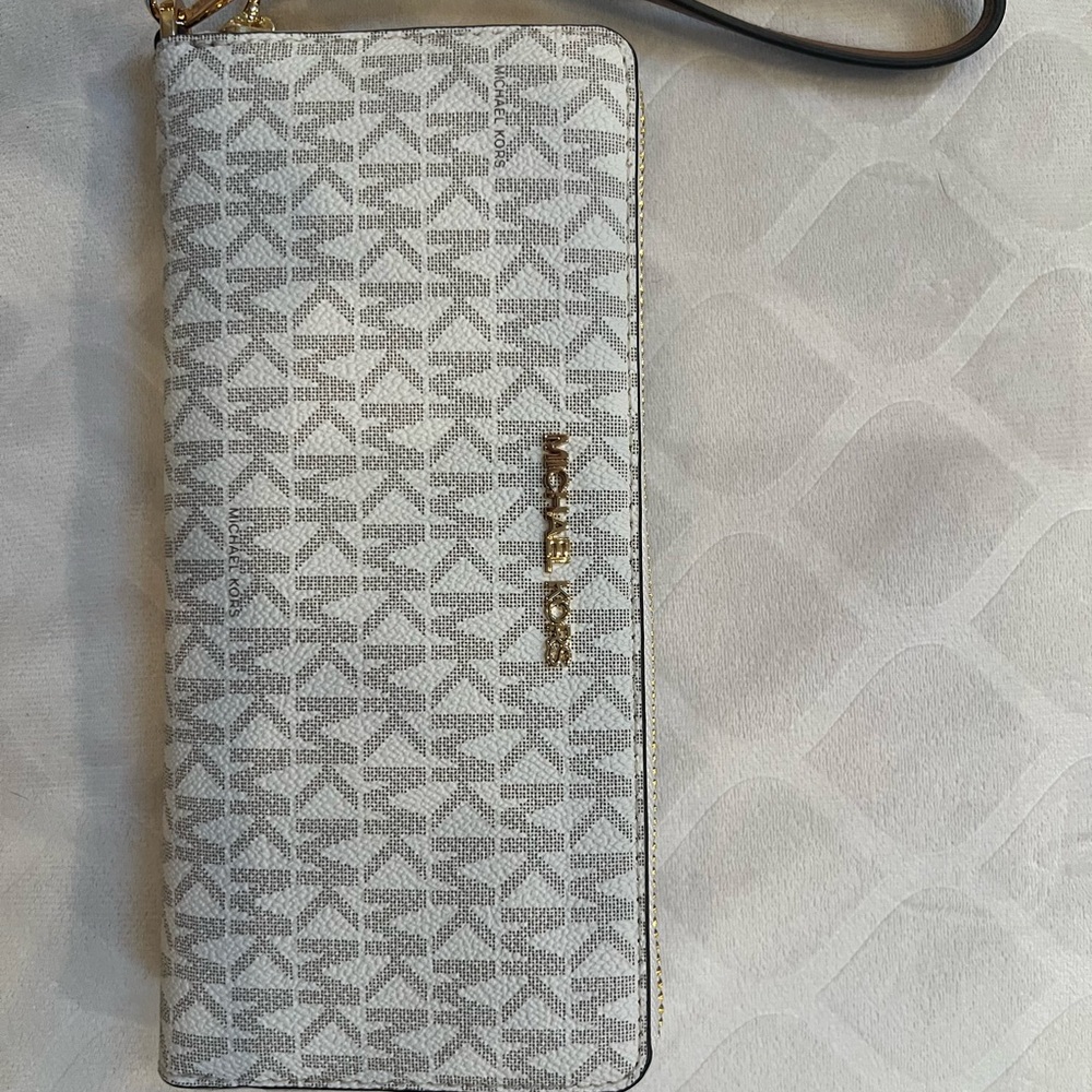 Michael Kors Geometric Wallet - Jet Set Travel.  Vanilla in color.